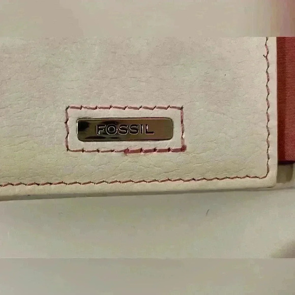 Fossil Women’s 
Logan Mini Multifunction Leather White‎ Wallet - Picture 6 of 12
